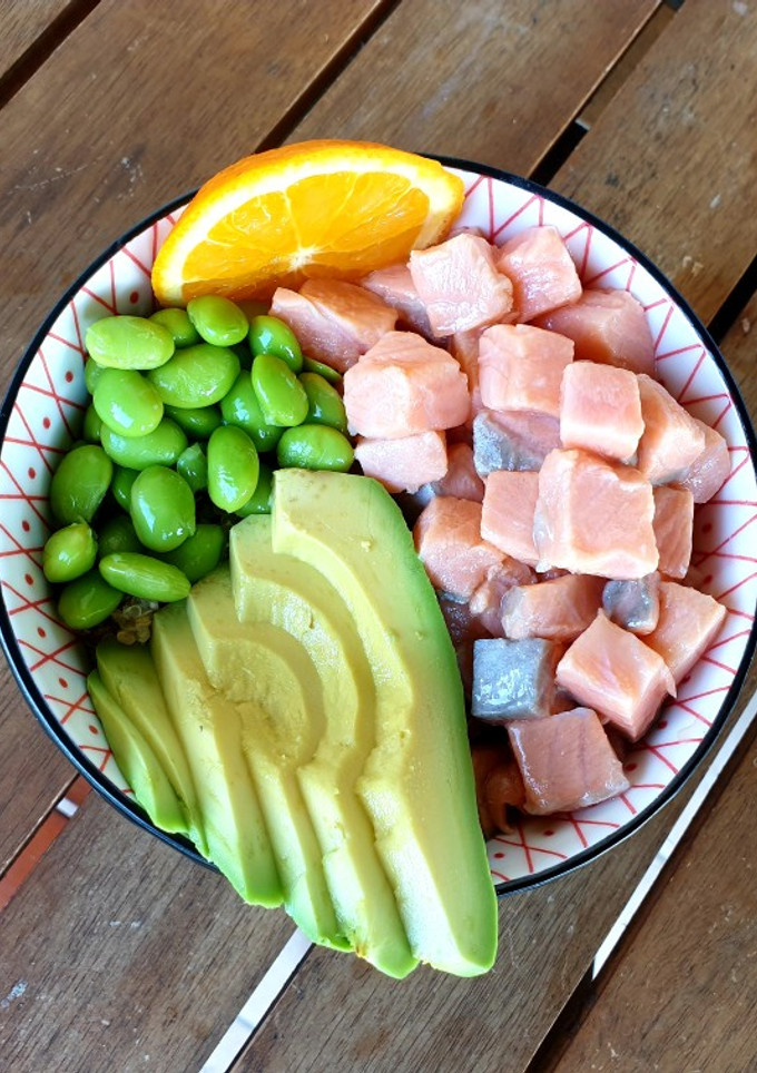 Una foto de Poke bowl de quinoa y salmón