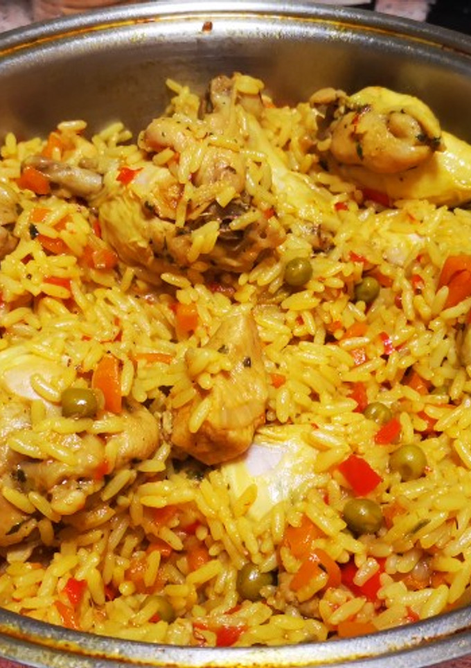 Una foto de Arroz Amarillo con Pollo