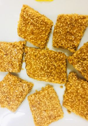 A picture of Til Gud ki chikki.