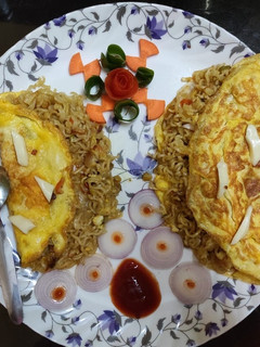 ম্যাগি অমলেট(Maggi omelette recipe in bengali) রেসিপির প্রধান ছবি