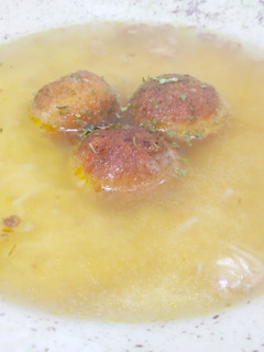 Una foto de Sopa de fideos con "huevitos tontos"