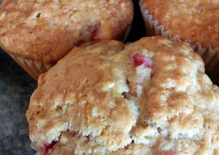 Strawberry Banana Oat Muffins 🍓 🍌