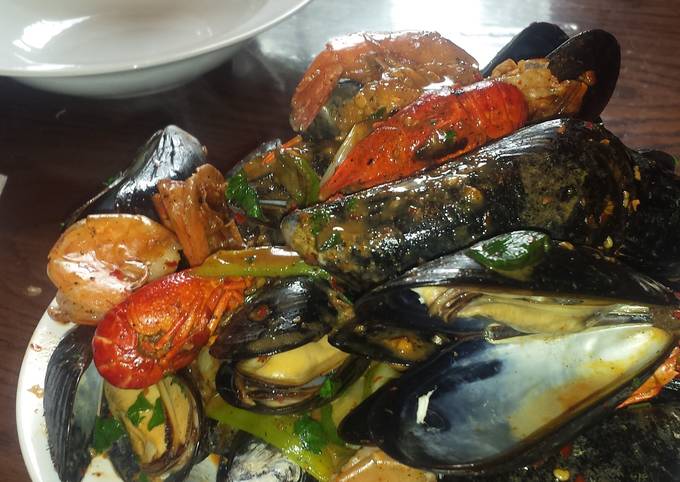 Recipe of Delicious Mussles in garlic sauce