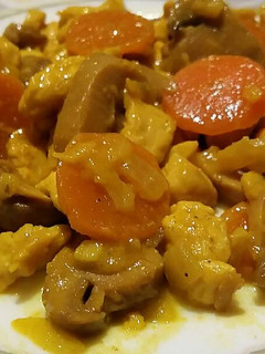 Una foto de Pollo con verduras y cúrcuma