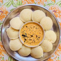 A picture of Rava Idli with Peanut Chutney.
