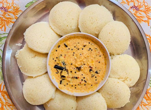 A picture of Rava Idli with Peanut Chutney.