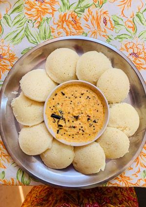 A picture of Rava Idli with Peanut Chutney.