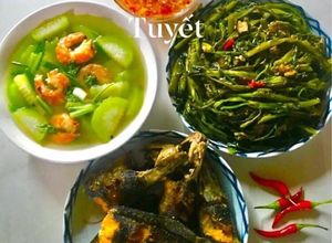 Hình của món Cơm nhà 3 món :canh bí xanh nấu tôm khô, rau muống xào sả ớt, cá trê vàng chiên chấm mắm gừng.