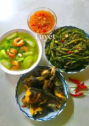 Hình của món Cơm nhà 3 món :canh bí xanh nấu tôm khô, rau muống xào sả ớt, cá trê vàng chiên chấm mắm gừng.