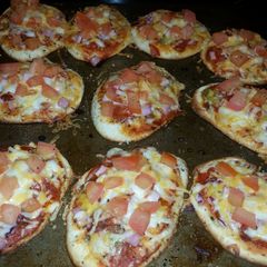 A picture of Jens famous Lil pizzas.