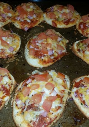 A picture of Jens famous Lil pizzas.