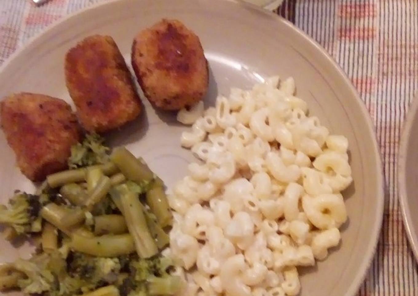 Comida completa para niños. Croquetas de atún, pasta y verduras