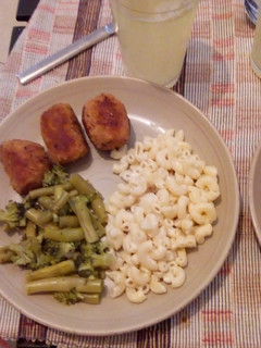 Una foto de Comida completa para niños. Croquetas de atún, pasta y verduras