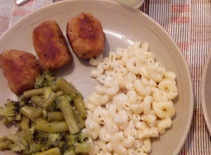 Una foto de Comida completa para niños. Croquetas de atún, pasta y verduras