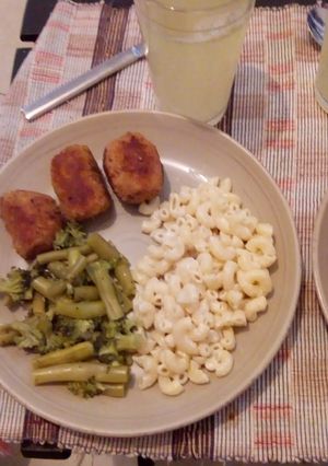 Una foto de Comida completa para niños. Croquetas de atún, pasta y verduras