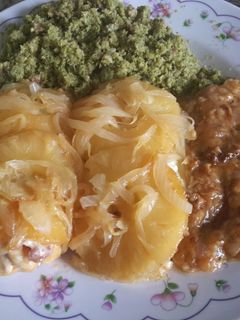 Una foto de Pollo con piña y bacon