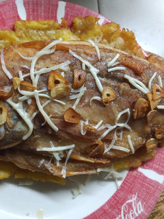 Una foto de Mojarra frita al ajillo