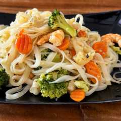 Una foto de Noodles con verduras y langostinos marinados