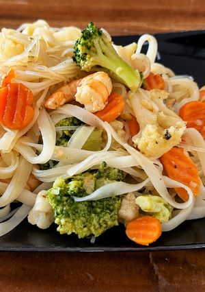 Foto principal de Noodles con verduras y langostinos marinados