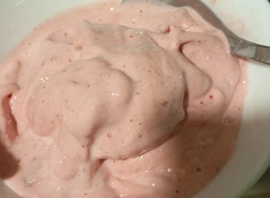 Foto principal de Helado proteico de fresa y plátano