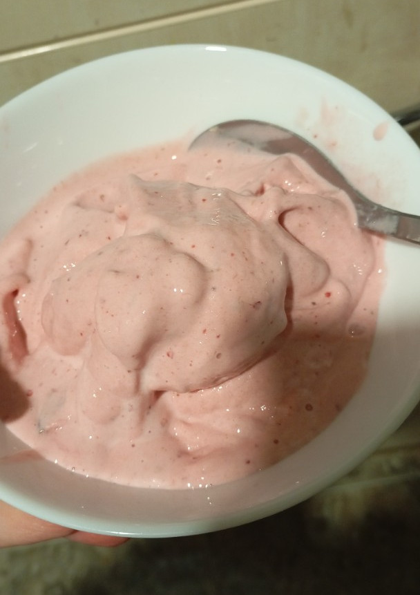 Una foto de Helado proteico de fresa y plátano