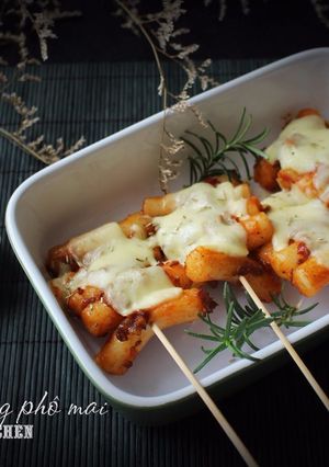 Hình của món Bánh gạo cay nướng phô mai.