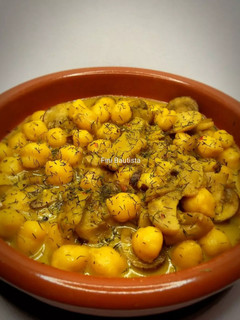 Una foto de Garbanzos con queso camembert y setas variadas