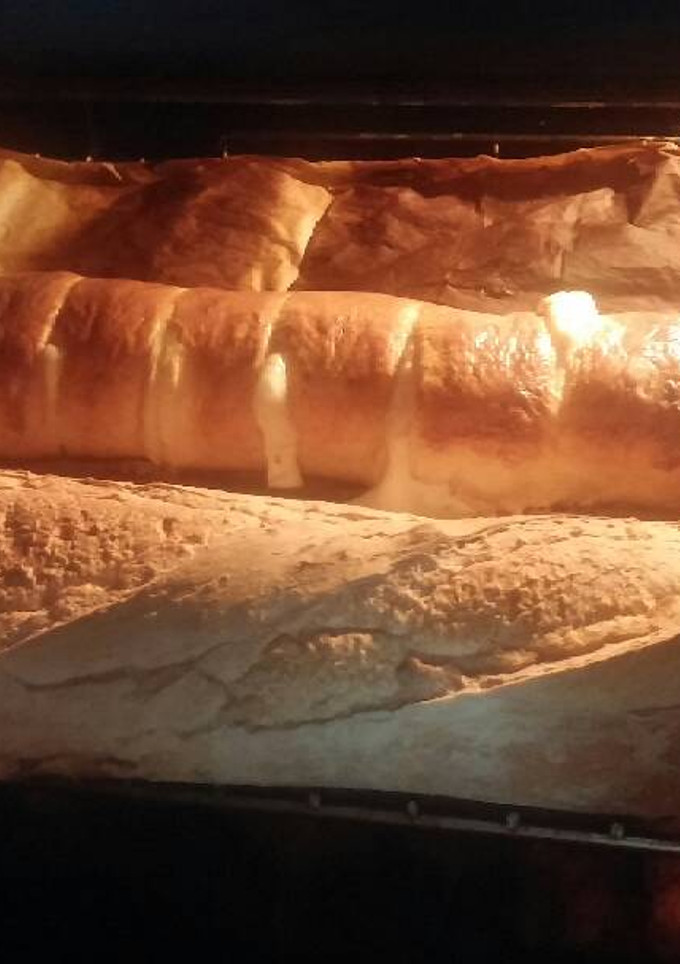 Una foto de 729 Empanada de jamon york y queso