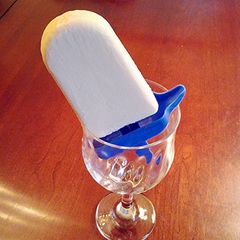 A picture of Frozen White Chocolate Fudge Pops.