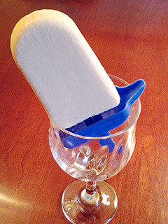 A picture of Frozen White Chocolate Fudge Pops.