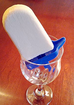 A picture of Frozen White Chocolate Fudge Pops.