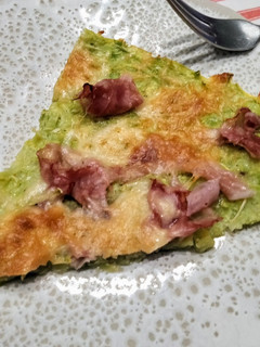 Una foto de Pizza prosciutto de base de calabacín