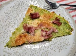 Una foto de Pizza prosciutto de base de calabacín