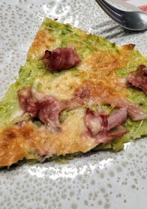 Una foto de Pizza prosciutto de base de calabacín