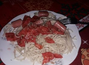 Una foto de Vienesas con fideos incrustados (receta divertida)