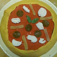 A picture of Fake-pizza birthday cake.
