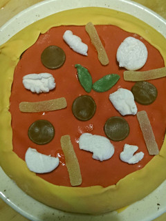 A picture of Fake-pizza birthday cake.