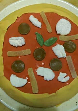 A picture of Fake-pizza birthday cake.