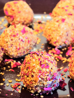 Una foto de Bolitas de miel, sésamo y pétalos de rosa