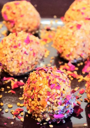 Foto principal de Bolitas de miel, sésamo y pétalos de rosa