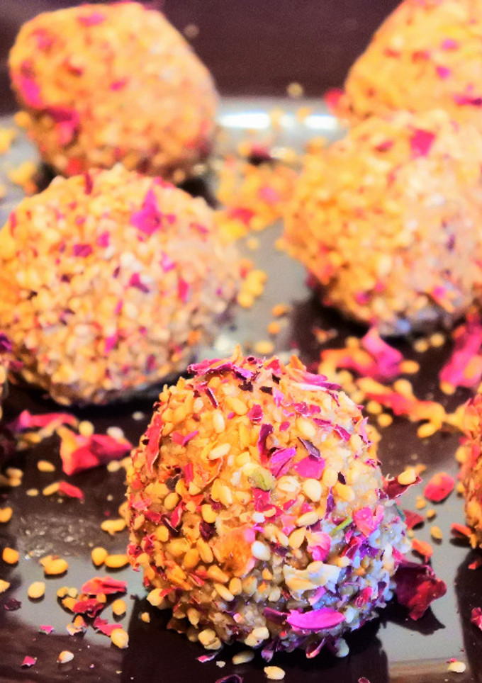 Una foto de Bolitas de miel, sésamo y pétalos de rosa