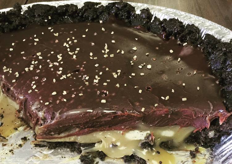 How to Make Ultimate Dark Chocolate &amp; Salted Caramel Oreo Pie