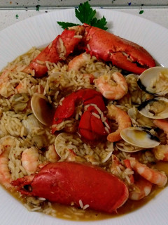 Una foto de Arroz jazmín con bogavante y mariscos