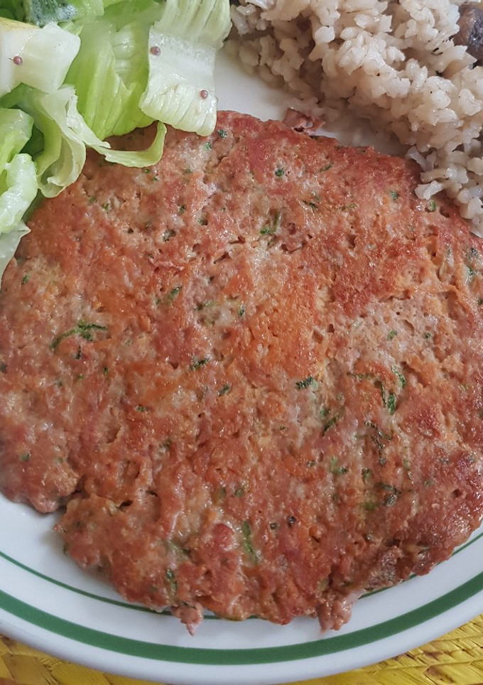 Una foto de Bistecs de carne molida y verdura