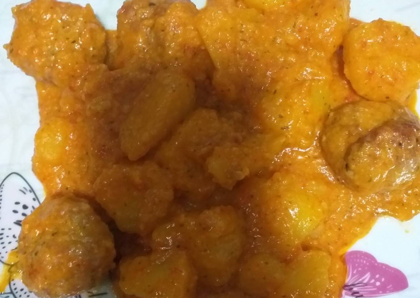 Albóndigas con patatas en salsa de almendras