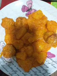 Una foto de Albóndigas con patatas en salsa de almendras