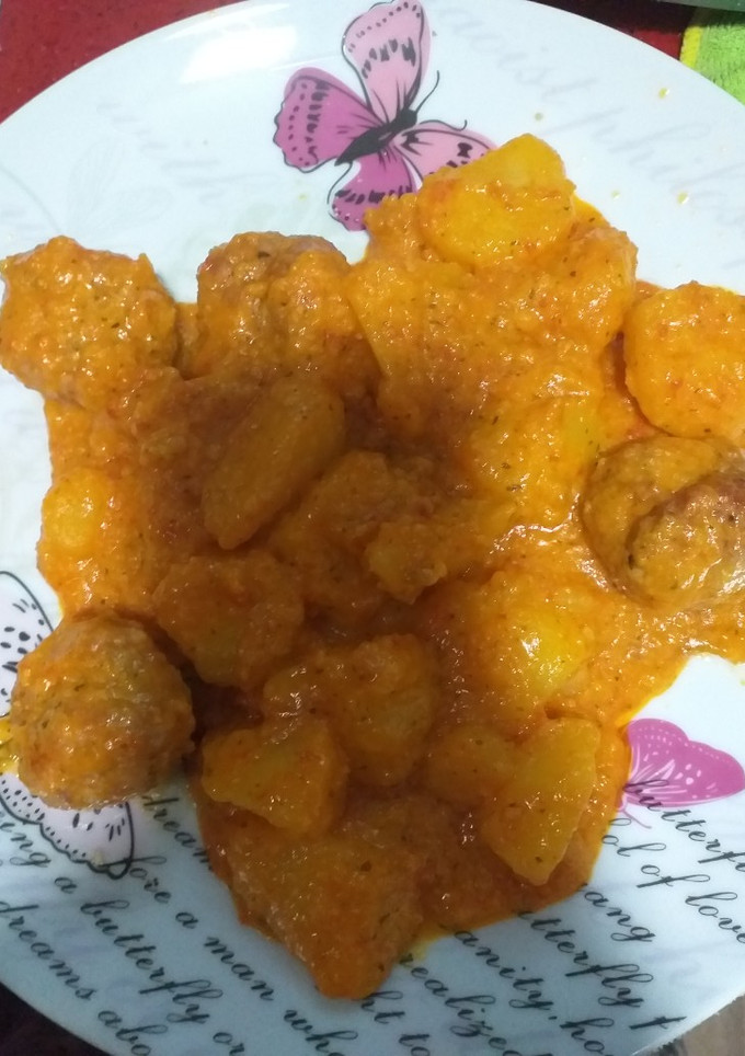 Una foto de Albóndigas con patatas en salsa de almendras