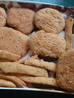 खस्ता मठरी ओर नमक पारे (khasta mathri aur namak pare recipe in Hindi) रेसिपी मुख्य फोटो