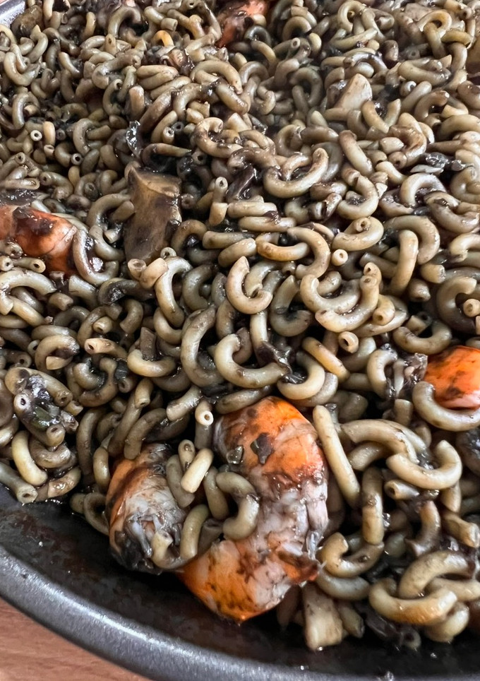 Una foto de Fideos negros
