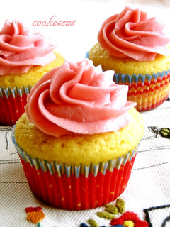 A picture of Classic American Vanilla Cupcakes.